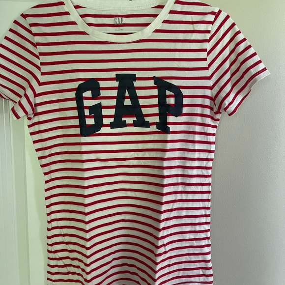 Two Gap striped t-shirts with logo. - Picture 4 of 6
